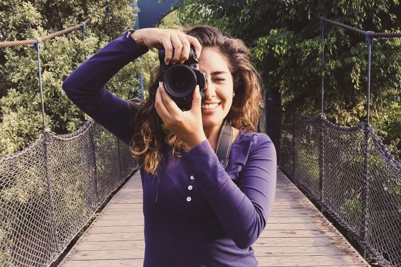 Zawsze źle wychodzisz na zdjęciach? Oto trzy genialne triki od fotografki