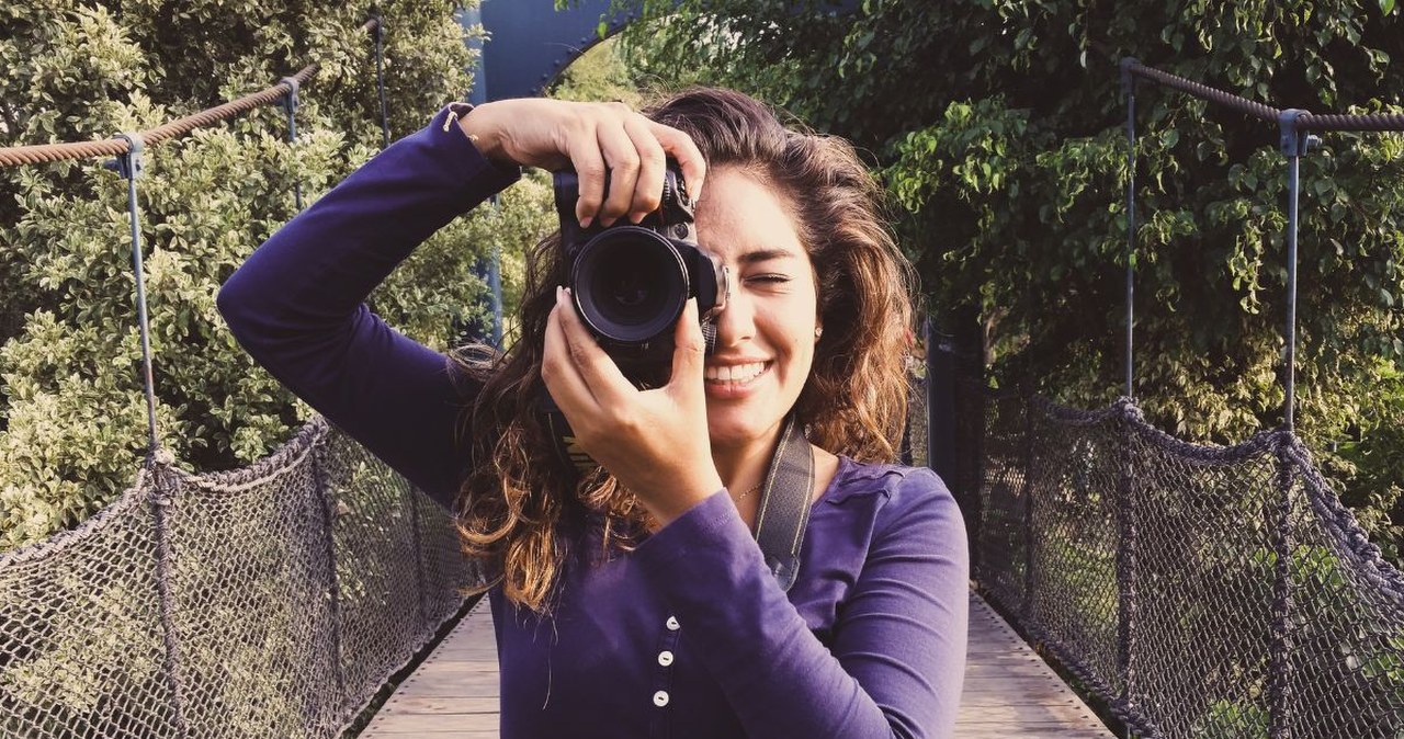 Zawsze źle wychodzisz na zdjęciach? Oto trzy genialne triki od fotografki