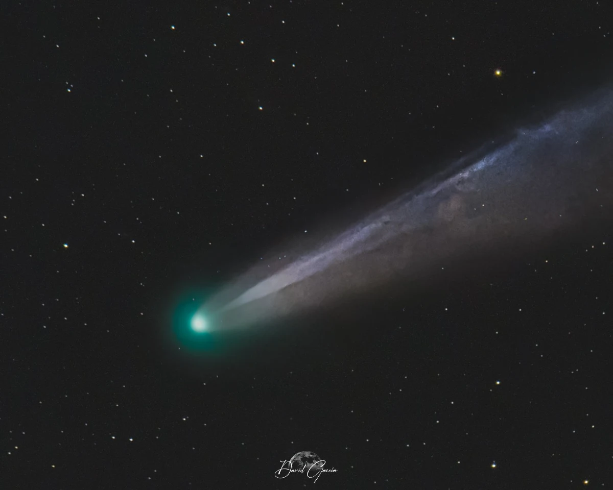 To niecodzienna gratka dla miłośników astronomii! W październiku na naszym niebie pojawiły się aż dwie komety, które można podziwiać nawet bez specjalistycznego sprzętu. Kometa Lemmon (C/2025 A6) i Kometa SWAN (C/2025 R2) właśnie mkną w pobliżu Ziemi, oferując wyjątkowe widowisko. Sprawdź, jak, gdzie i kiedy najlepiej je obserwować.