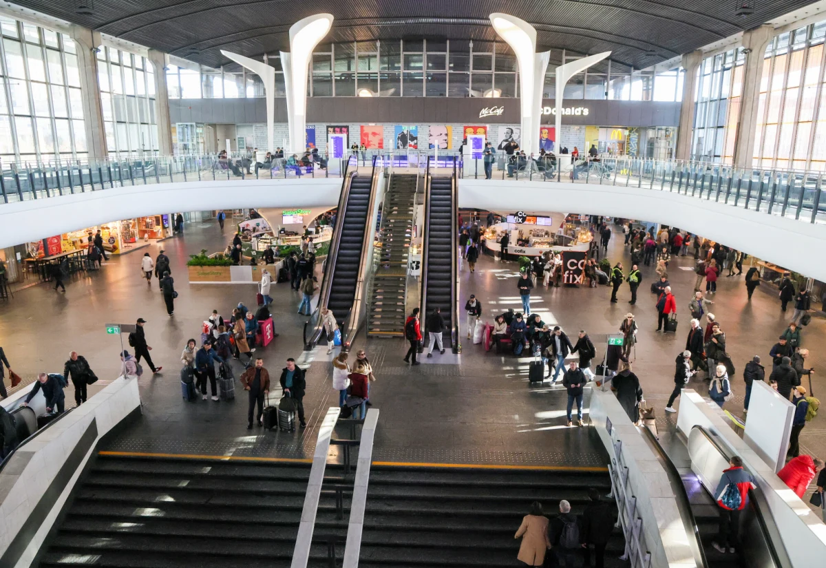 Od 8 listopada od godziny 12:00 do 16 listopada do godziny 4:00 Dworzec Centralny w Warszawie oraz odcinek kolejowy między Dworcem Zachodnim a Dworcem Wschodnim będą całkowicie zamknięte dla ruchu dalekobieżnego. W tym czasie pasażerowie muszą przygotować się na poważne zmiany w kursowaniu pociągów.