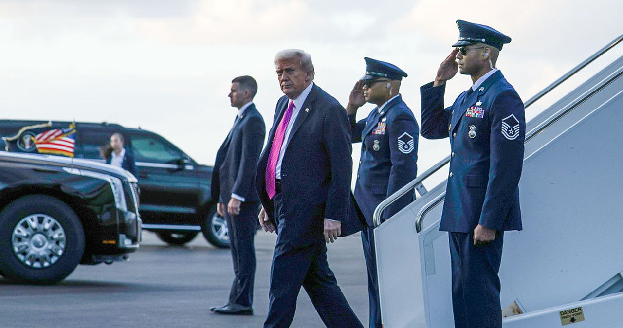 wiadomości,aktualności,Interia Dziwna budowla niedaleko lotniska, na którym lądował Trump. Służby postawione na równe nogi