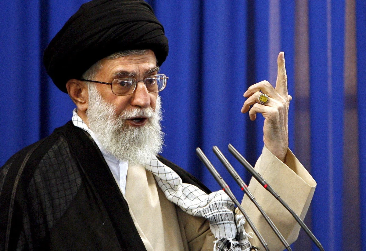 Najwyższy przywódca Iranu, ajatollah Ali Chamenei, ostro zareagował na słowa Donalda Trumpa, który mówił o zniszczeniu irańskiego potencjału nuklearnego przez USA. W swoim wpisie w mediach społecznościowych wyśmiał amerykańskiego prezydenta, podważając skuteczność czerwcowych nalotów. Amerykański wywiad sugeruje, że irański program nuklearny nie został całkowicie zniszczony.