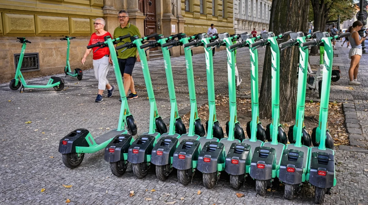 Władze stolicy Czech zamierzają zablokować od przyszłego roku wypożyczanie hulajnóg elektrycznych. Miałoby się to stać poprzez uniemożliwienie ich parkowania we wszystkich dzielnicach miasta. Decyzję w tej sprawie podjęli w poniedziałek prascy radni.