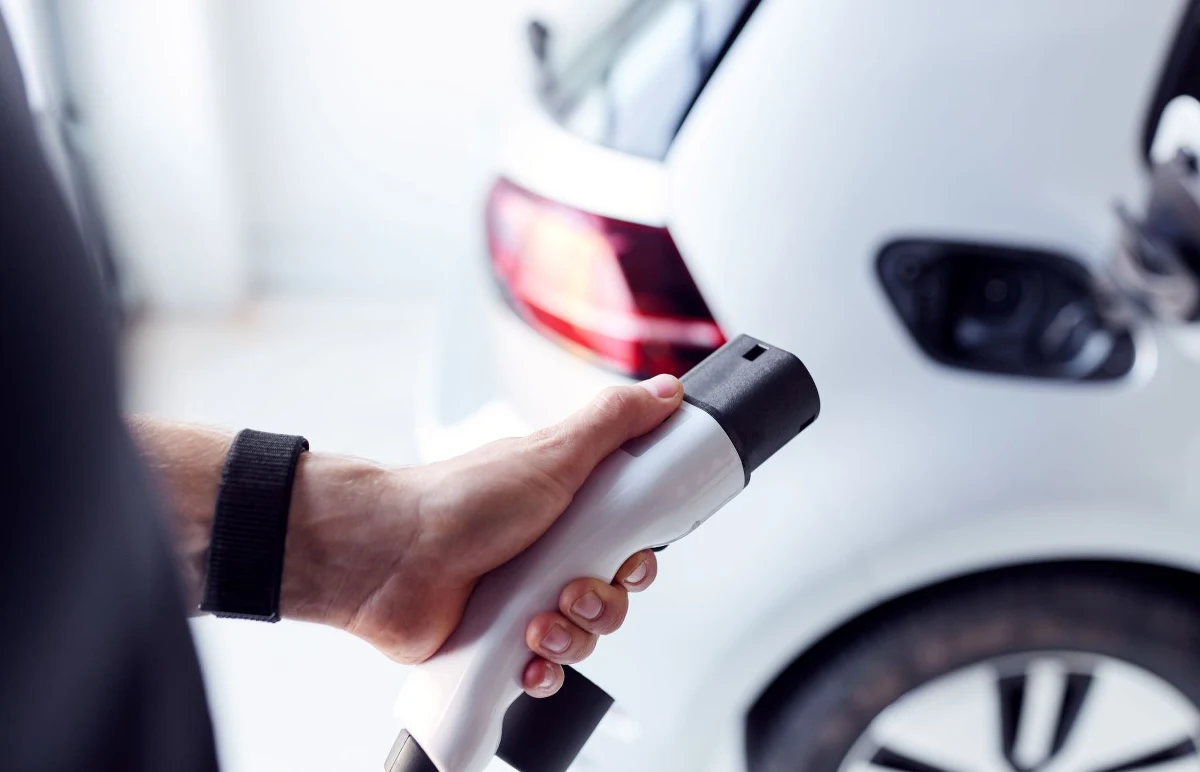 Rewolucja w elektromobilności przyspiesza z każdym rokiem, a najważniejszym elementem tej transformacji są innowacyjne technologie uzupełniania energii w pojazdach. Rok 2025 przynosi prawdziwy przełom, odchodząc od prostych metod na rzecz zaawansowanego ekosystemu, który integruje samochody elektryczne z siecią energetyczną. Mówimy tu nie tylko o skróceniu czasu postoju przy ładowarce, ale także o zupełnie nowych sposobach zarządzania energią, zmieniających nasze postrzeganie motoryzacji.