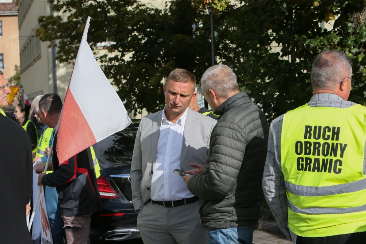 Prokuratora zarzuca 44-letniemu Rafałowi M., że 4 czerwca na moście granicznym w Słubicach (Lubuskie) dokonywał kontroli legalności pobytu w naszym kraju obywateli Mozambiku i Tadżykistanu, czyli wykonywał czynności związane z funkcją funkcjonariusza straży granicznej, choć takiej funkcji nie pełnił. M. jest bezrobotny, utrzymuje się z prac dorywczych.