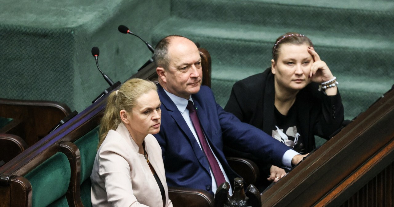 Luka w nowych przepisach. Są w pracy, ale nie dostają wynagrodzenia