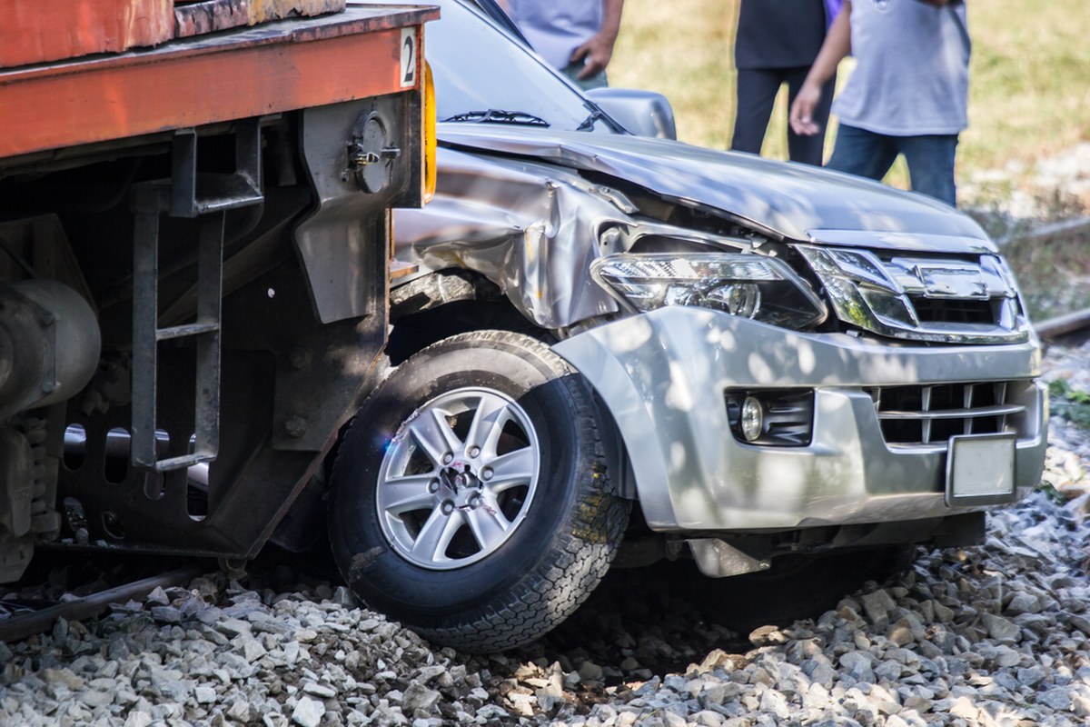 Śmierć na przejeździe kolejowym. Pociąg uderzył w auto