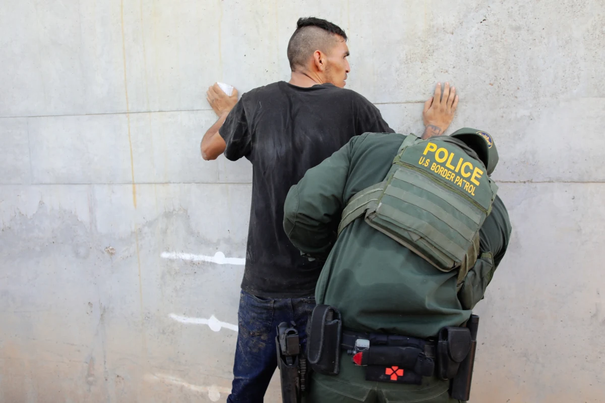 Polak jest wśród aresztowanych podczas weekendowej akcji służb imigracyjnych przy lotnisku Chicago-O’Hare - informuje korespondent RMF FM Paweł Żuchowski. Zatrzymano go wraz innymi na parkingu dla kierowców pracujących dla prywatnych firm przewozowych.