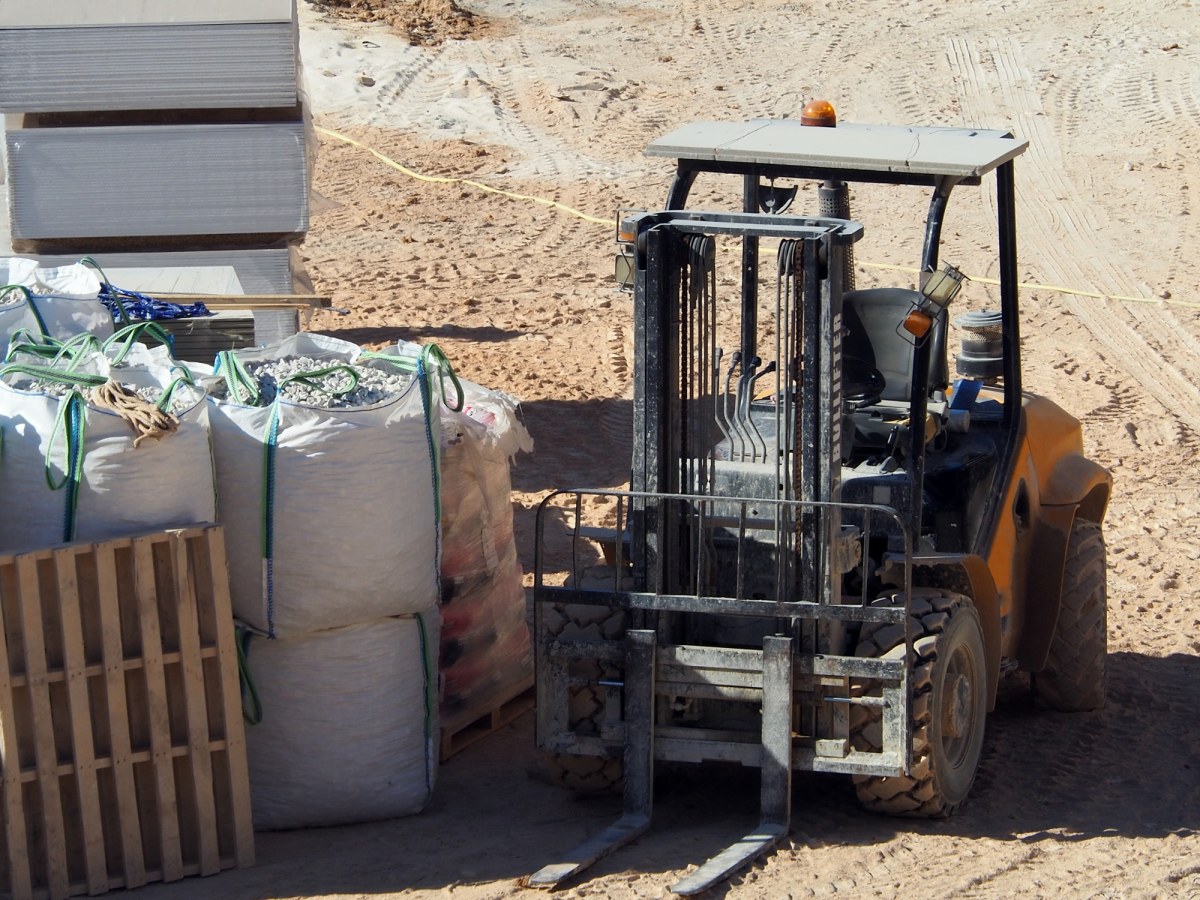 Zahaczył wózkiem widłowym kobietę w zaawansowanej ciąży. ​Tragedia pod Łomżą