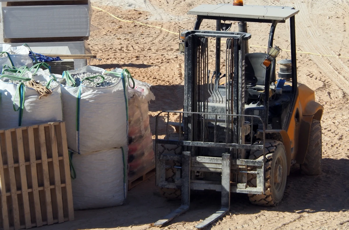 Do tragedii doszło w jednej z miejscowości w gminie Nowogród koło Łomży. W sobotę podczas prac w gospodarstwie kobieta w siódmym miesiącu ciąży została zahaczona wózkiem widłowym, który prowadził członek jej rodziny. 26-latka zmarła po przewiezieniu do szpitala, życia jej dziecka nie udało się uratować.