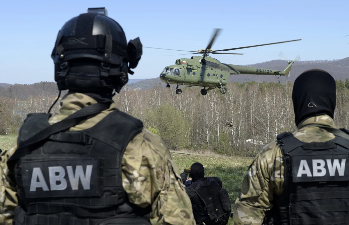 Premier Donald Tusk poinformował, że w ostatnich dniach w Polsce zatrzymano 8 osób, które miały przygotowywać akty dywersji. Zdradził, że zostały ujęte w ramach akcji prowadzonej przez Agencję Bezpieczeństwa Wewnętrznego we współpracy z innymi służbami. Jacek Dobrzyński poinformował później o 55 osobach zatrzymanych w ostatnich miesiącach.