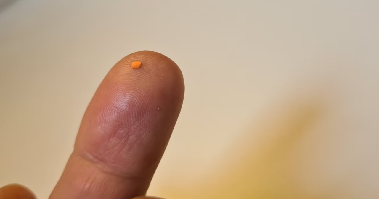 Niewidomi znowu czytają. Rewolucyjny implant AI