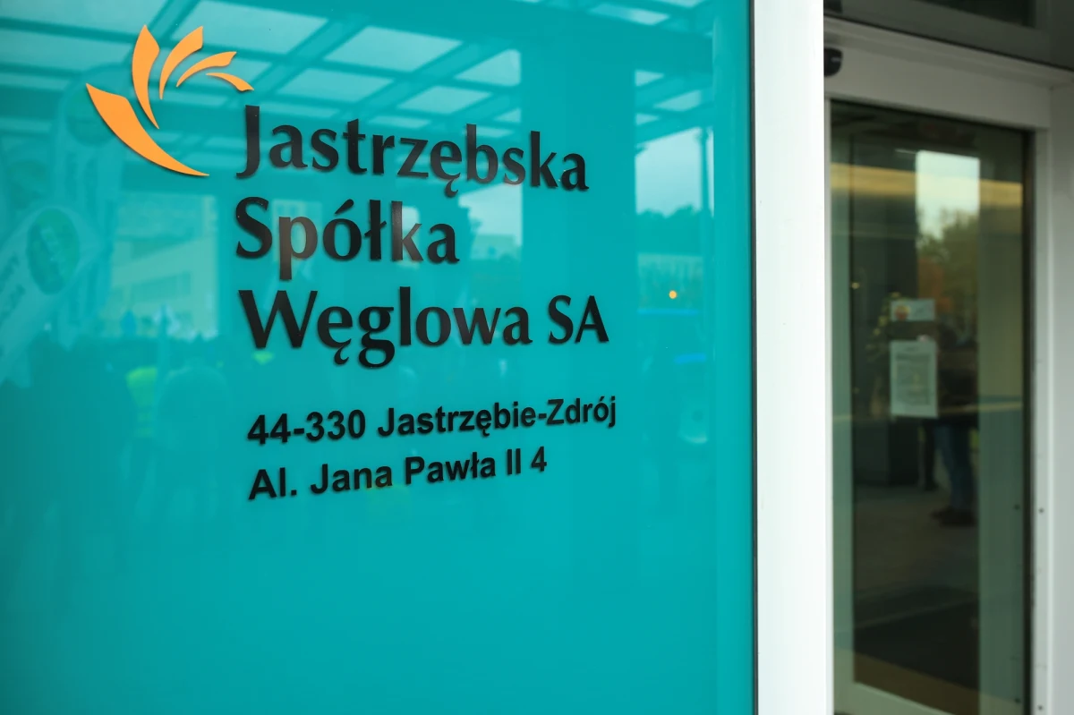 Jastrzębska Spółka Węglowa (JSW) będzie objęta Nowym Mechanizmem Wsparcia w myśl projektu nowelizacji ustawy górniczej. Minister energii Miłosz Motyka załączył do projektu pismo, w którym wskazał, że pracownicy JSW S.A. zostaną objęci tymi samymi zasadami świadczeń osłonowych, jak w innych spółkach. Decyzja ministra to pokłosie zapowiadanej restrukturyzacji przedsiębiorstwa. Wynika ona z krytycznej sytuacji finansowej JSW. Już w tym roku spółka odnotowała stratę netto na ponad 2 mld zł.