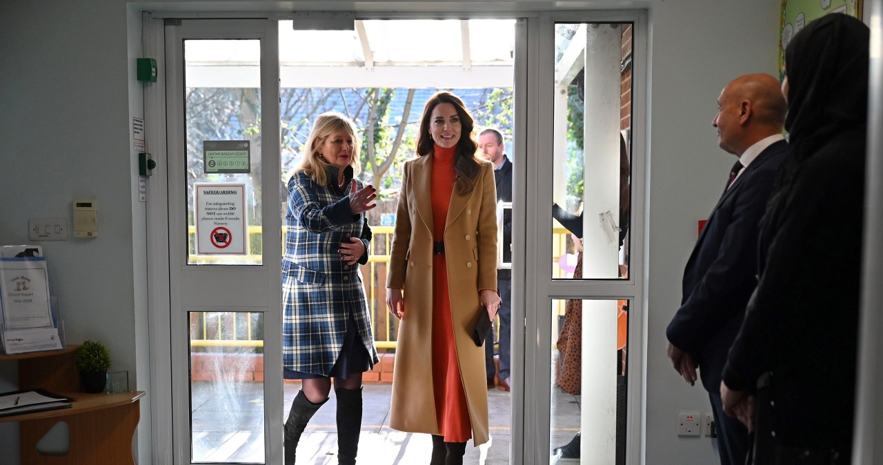 Przekroczyła drzwi i patrzyli tylko na nią. Ten kolor czyni cuda