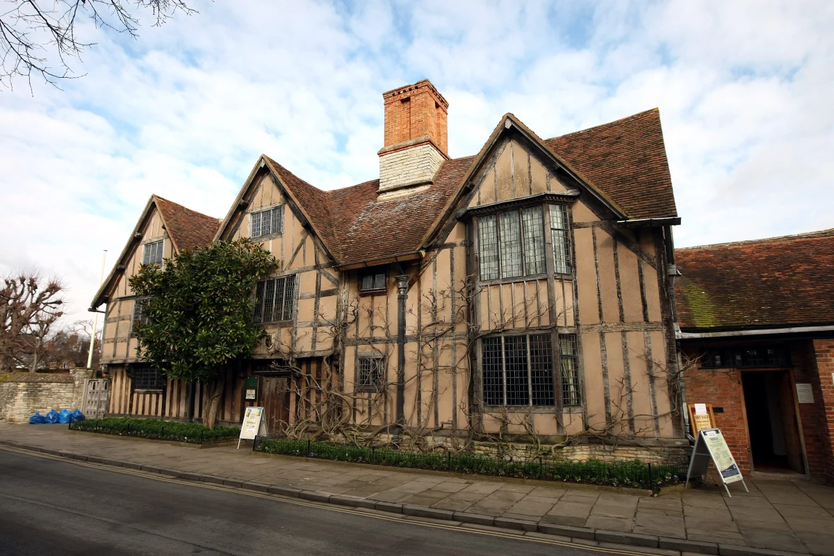 W Stratford-upon-Avon w Anglii doszło do nietypowego incydentu. Samochód osobowy uderzył w Hall’s Croft – zabytkowy dom, w którym mieszkała Susanna, córka Williama Szekspira, wraz z mężem Johnem Hallem. Budynek pochodzący z XVII wieku jest jednym z najważniejszych obiektów historycznych miasta i znajduje się pod opieką Shakespeare Birthplace Trust.