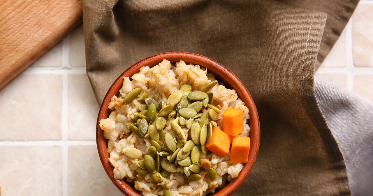 Wystarczą 2 łyżeczki do owsianki. Podniesiesz poziom żelaza i poprawisz odporność