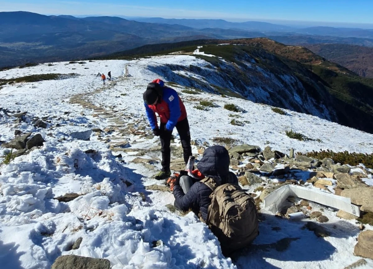 W poniedziałek w rejonie Przełęczy Lodowej w masywie Babiej Góry doszło do groźnego wypadku z udziałem 34-letniego turysty. Mężczyzna poślizgnął się na oblodzonym szlaku i upadł, doznając poważnego urazu nogi. Kontuzja uniemożliwiła mu dalsze samodzielne poruszanie się. Do akcji ruszył śmigłowiec GOPR. 