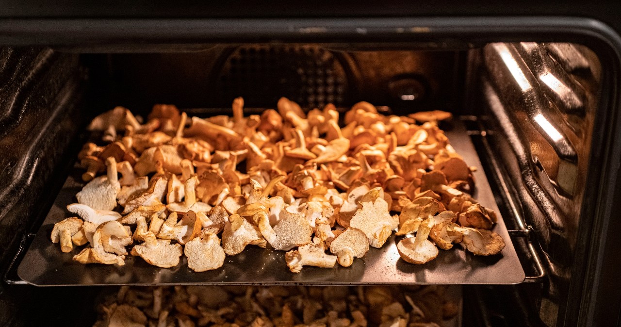 Grzyby susz dokładnie w takiej temperaturze. Długo będą smaczne i aromatyczne