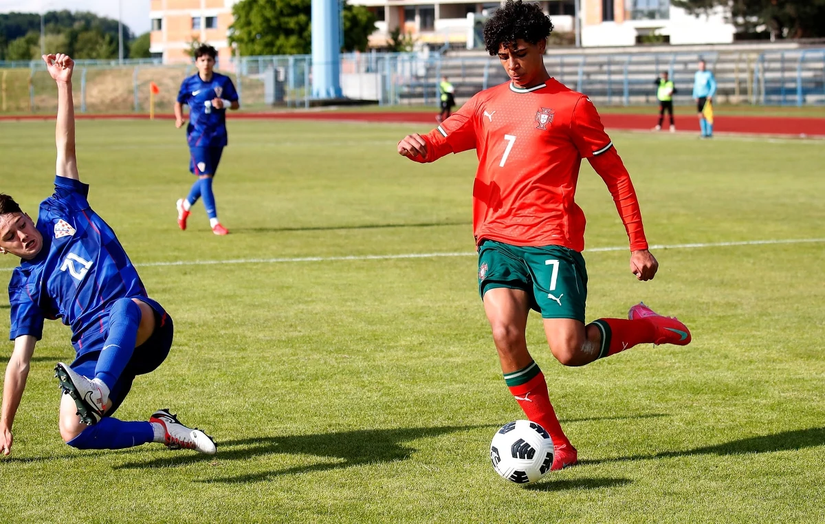 ​Syn legendy piłki nożnej, Portugalczyk Cristiano Ronaldo, podąża w ślady ojca. Cristiano Ronaldo junior pierwszy raz został powołany do piłkarskiej reprezentacji Portugalii do lat 16. Pojedzie na turniej towarzyski, który na przełomie października i listopada odbędzie się w Turcji.