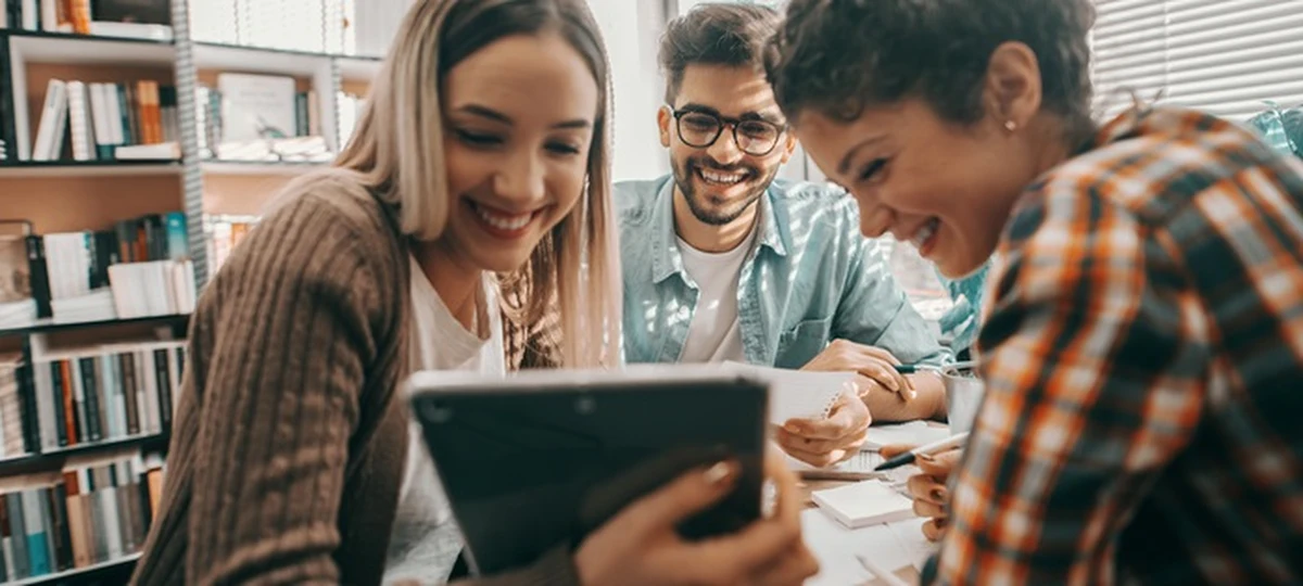 Tablet na studia powinien łączyć mobilność z funkcjonalnością. Ważne, by był lekki, poręczny i wygodny do notowania, czytania oraz pracy z podzielonym ekranem. W naszym zestawieniu znajdziesz modele działające na iPadOS i Androidzie, z ekranami od 10 do 12 cali. To sprzęty, które ułatwią naukę i sprawdzą się w codziennym studenckim życiu.