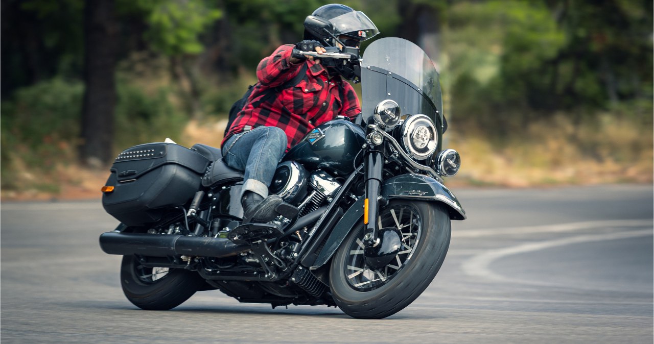 Ten motocyklowy paradoks przeczy logice. Skręcasz w prawo, jedziesz w lewo