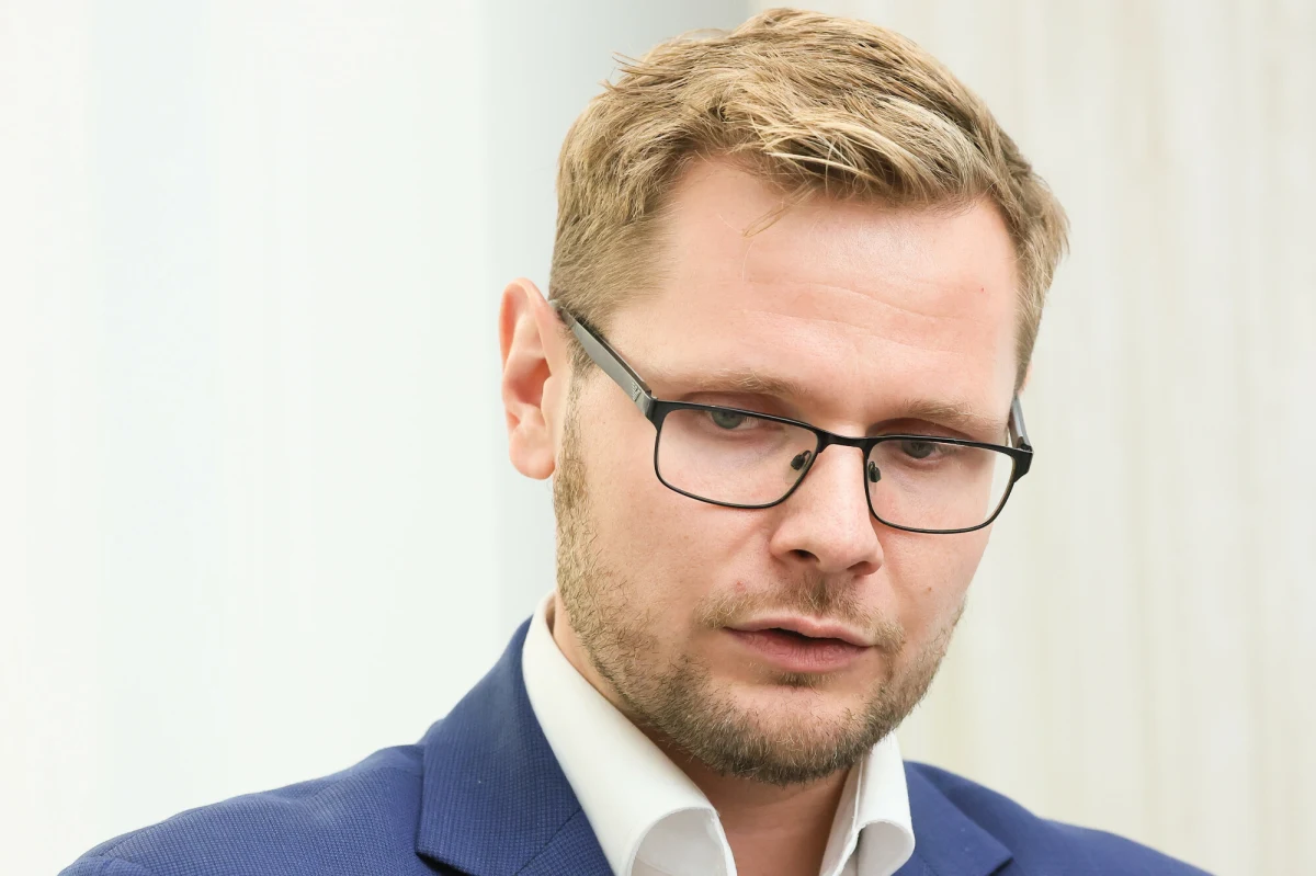 Jest akt oskarżenia wobec byłego wiceministra sprawiedliwości Michała Wosia. Chodzi o przekazanie 25 mln zł z Funduszu Sprawiedliwości na zakup Pegasusa - poinformowała Prokuratura Krajowa. 