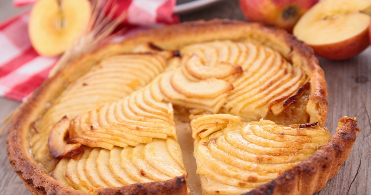 Najprostsze ciasto z jabłkami. Zrobisz je w 15 minut