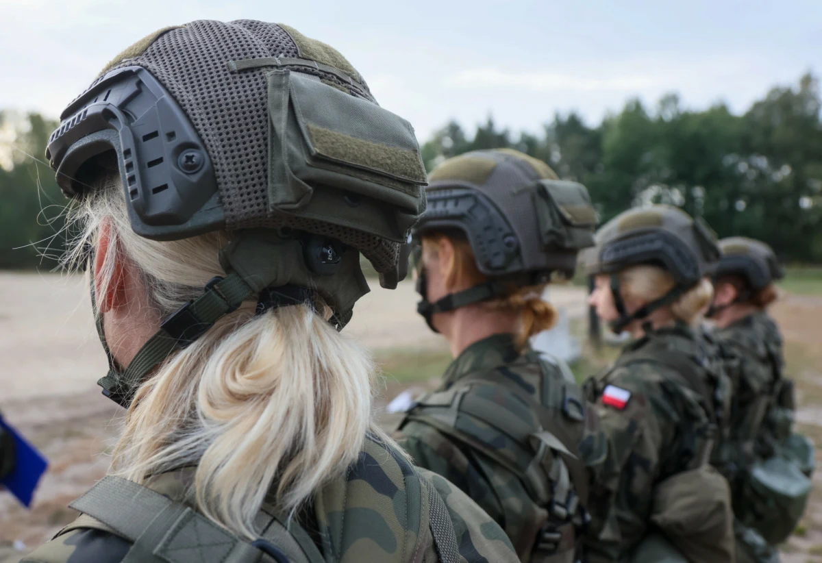 Już na początku 2026 roku ruszy kolejny, rekordowy etap powszechnej kwalifikacji wojskowej. Wezwanie do stawienia się przed komisją może otrzymać nie tylko młodzież, ale także osoby po pięćdziesiątce, a nawet te, które edukację zakończyły wiele lat temu. Sprawdziliśmy, kogo obejmą przepisy, jak wygląda cały proces i co w praktyce oznacza wezwanie przed komisję wojskową.