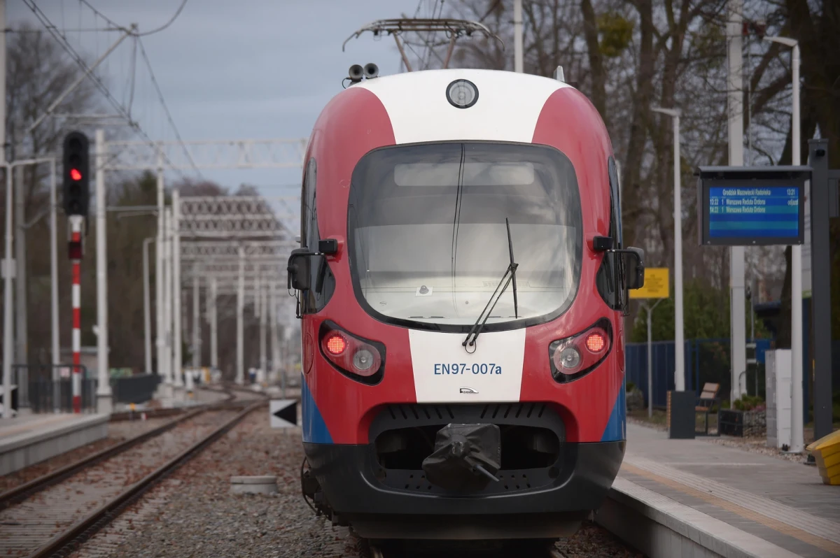 Dłużej od dzisiaj trwa dojazd do stolicy Warszawską Koleją Dojazdową. Powodem jest rozpoczęta we wtorek rano wymiana szyn. Całkowicie wyłączona jest część torów oraz stacja w mazowieckim Komorowie.