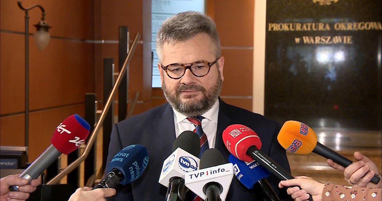 Celował koktajlem Mołotowa w biuro PO. Mężczyzna usłyszał dwa zarzuty, grozi mu długa odsiadka wiadomości,aktualności,Interia Celował koktajlem Mołotowa w biuro PO. Mężczyzna usłyszał dwa zarzuty, grozi mu długa odsiadka