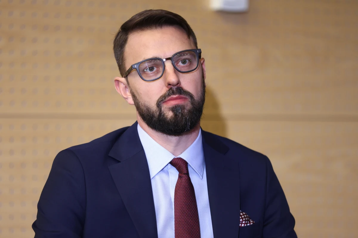 "Rada nadzorcza Polregio, największego w Polsce kolejowego przewoźnika pasażerskiego odwołała prezesa spółki Krzysztofa Pietrzykowskiego" - poinformował we wtorek rzecznik Polregio Jakub Leduchowski. Obowiązki prezesa przejmie Aleksandra Grzywaczewska.