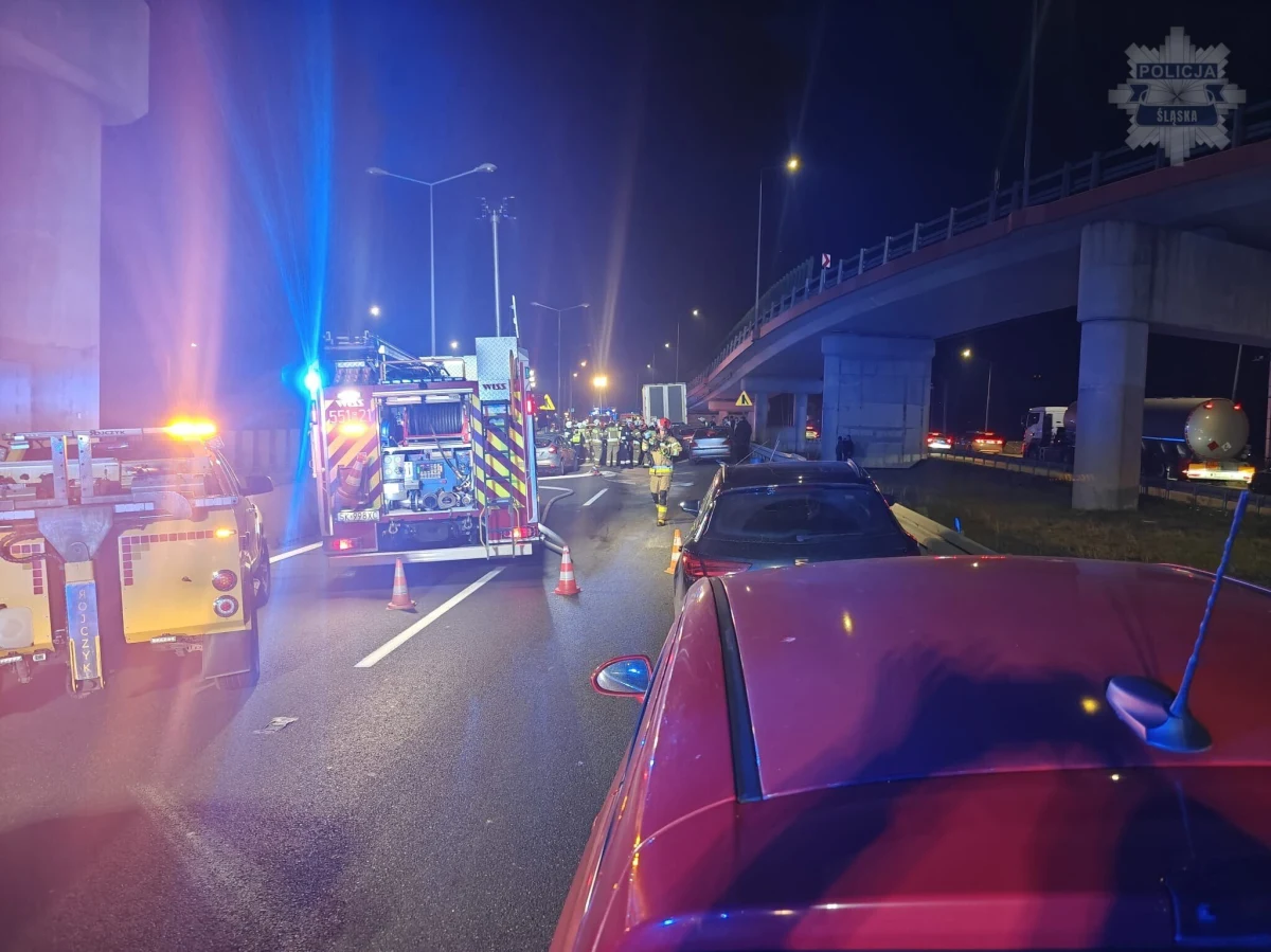 6 samochodów osobowych i ciężarówka zderzyły się na drodze krajowej nr 1 w Pszczynie na Śląsku przed zjazdem na obwodnicę DW933. 6 osoby zostało poszkodowanych, choć początkowo służby informowały o 4. Utrudnienia zostały usunięte, informuje Generalna Dyrekcja Dróg Krajowych i Autostrad