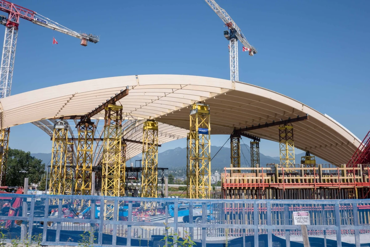 W Vancouver powstaje obiekt, który już teraz określany jest mianem przełomu w światowej architekturze. PNE Amphitheatre, znany również jako Freedom Mobile Arch, to nie tylko nowoczesny amfiteatr, ale także konstrukcja, która ustanowi nowy rekord – będzie mieć największy na świecie dach wykonany z drewna klejonego. Zakończenie budowy planowane jest na późną wiosnę 2026 roku, tuż przed rozpoczęciem Mistrzostw Świata w Piłce Nożnej, które odbędą się w Kanadzie, Stanach Zjednoczonych i Meksyku.