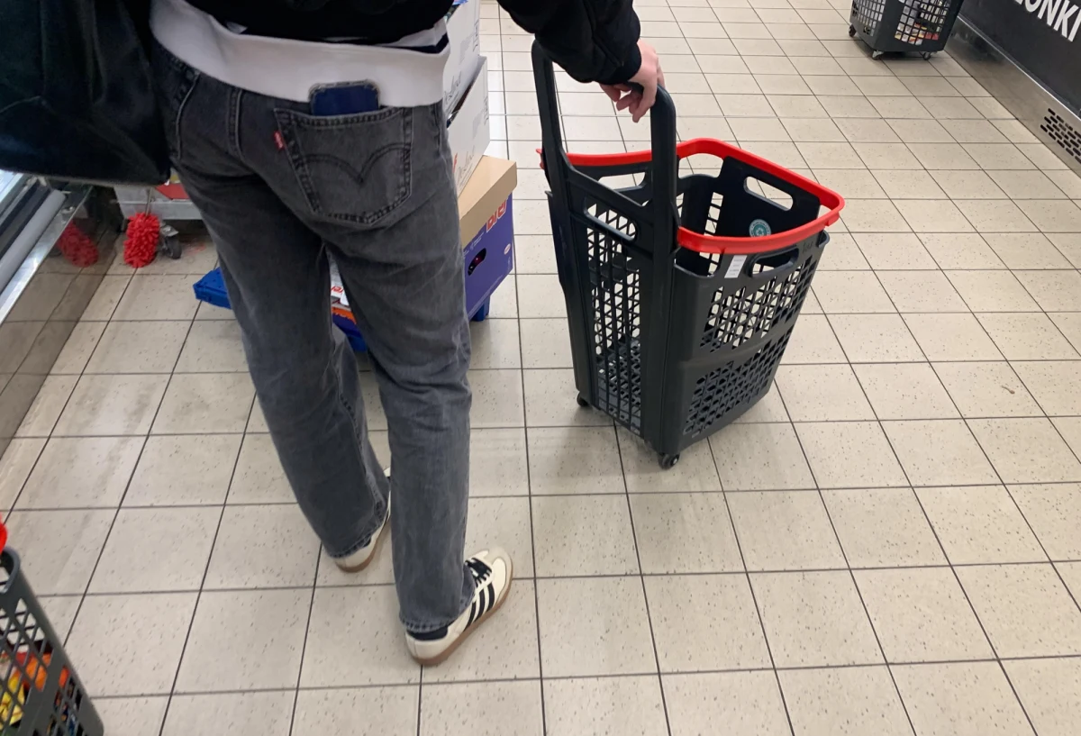 Resort finansów chce, żebyśmy płacili więcej za popularne napoje. Ministerstwo pracuje nad podwyżką do 23 proc. podatku VAT na bezalkoholowe odpowiedniki napojów alkoholowych i napoje energetyzujące z sokiem owocowym. 