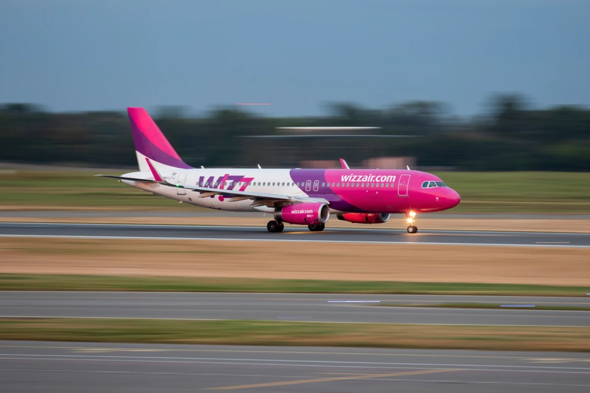 Awantura na pokładzie samolotu Wizz Air z hiszpańskiej Malagi do Warszawy. We wtorek samolot musiał awaryjnie lądować we francuskiej Nicei. Jak pisze „Fakt”, Daniel Martyniuk, syn gwiazdora disco polo, kłócił się na pokładzie o alkohol. Personel samolotu wezwał na płytę lotniska policja.