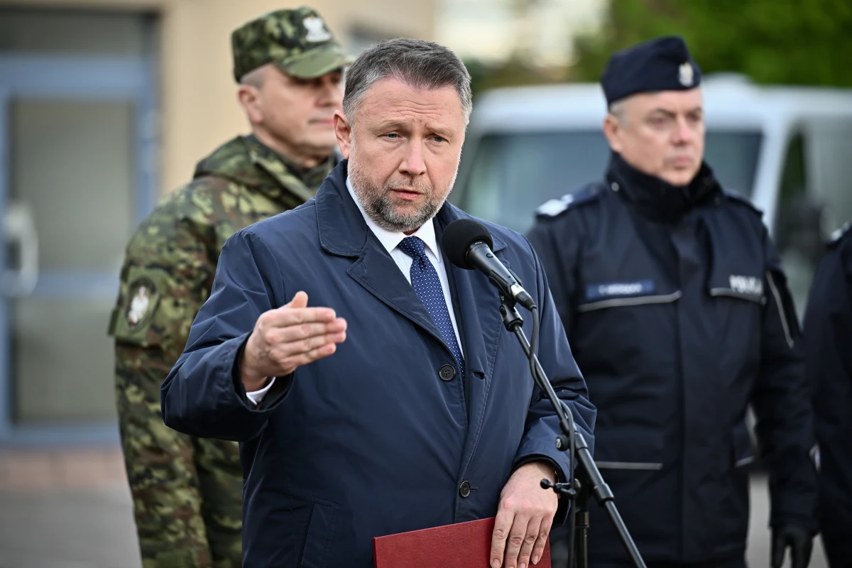 ​Szef resortu spraw wewnętrznych Marcin Kierwiński poinformował na konferencji prasowej przed Komendą Powiatową Policji w Wołominie o przekazaniu przez rząd 13 mld złotych na rozbudowę służb podległych resortowi spraw wewnętrznych i administracji. "Na inwestycje przeznaczono 11,5 mld zł a 1,5 mld zł trafi na wzmocnienie etatowe straży granicznej" - doprecyzował. 