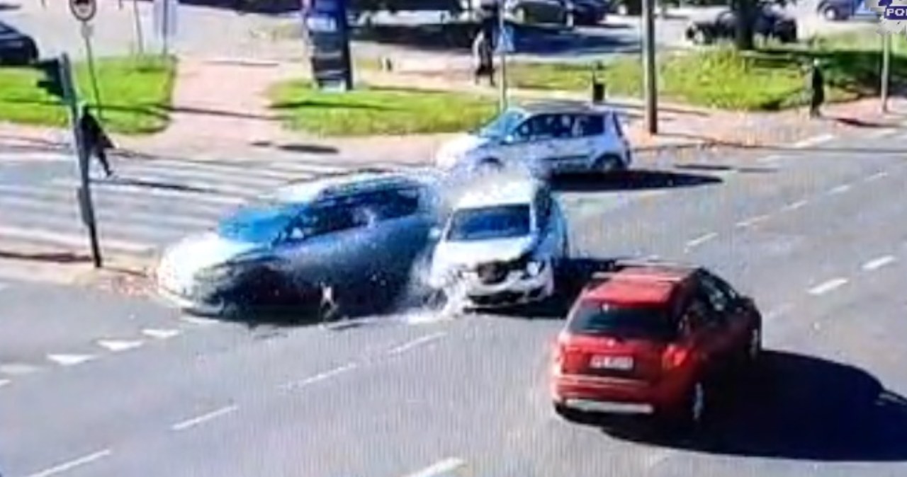 79-latek wjechał na czerwonym, uderzył w Toyotę, a potem dalej cisnął gaz wiadomości,aktualności,Interia 79-latek wjechał na czerwonym, uderzył w Toyotę, a potem dalej cisnął gaz