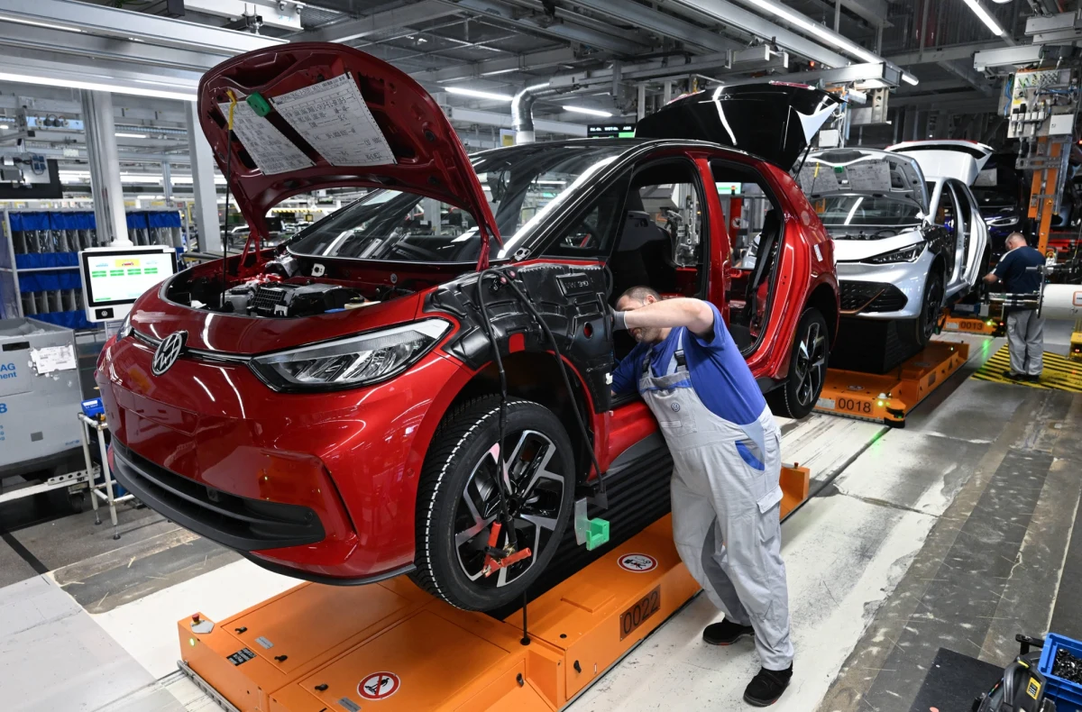 Volkswagen, jeden z największych producentów samochodów na świecie, stanął w obliczu poważnego kryzysu. Około 35 tysięcy pracowników koncernu obawia się o swoje miejsca pracy. Wszystko przez spadające zyski i plany zamykania fabryk. Dodatkowym ciosem dla Volkswagena są poważne problemy z dostawami półprzewodników. Według informacji niemieckiego dziennika "Bild" spór z producentem chipów Nexperia może doprowadzić do wstrzymania produkcji dwóch flagowych modeli - golfa i tiguana.