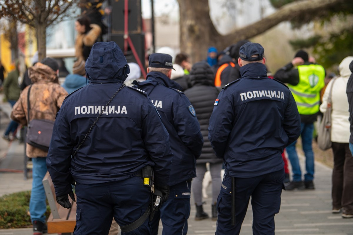 Strzały przed serbskim parlamentem. Media: Zatrzymano jedną osobę