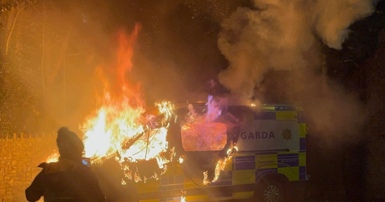 wiadomości,aktualności,Interia Dublin w ogniu. Potężny protest przed hotelem dla migrantów. Powodem doniesienia o napaści