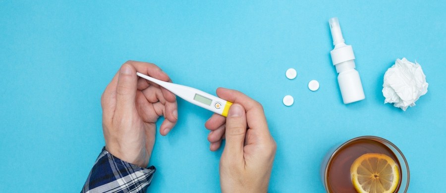 Sezon infekcyjny trwa w najlepsze, w przychodniach i aptekach pojawia się coraz więcej pacjentów z objawami przeziębień i grypy. Tymczasem nie brakuje mitów dotyczących odporności, profilaktyki i leczenia infekcji. Czy antybiotyk leczy grypę, a leki na przeziębienie działają? Czy miód i domowy rosół mają zbawienne działanie? Internista Piotr Grzyb weryfikuje obiegowe opinie. 