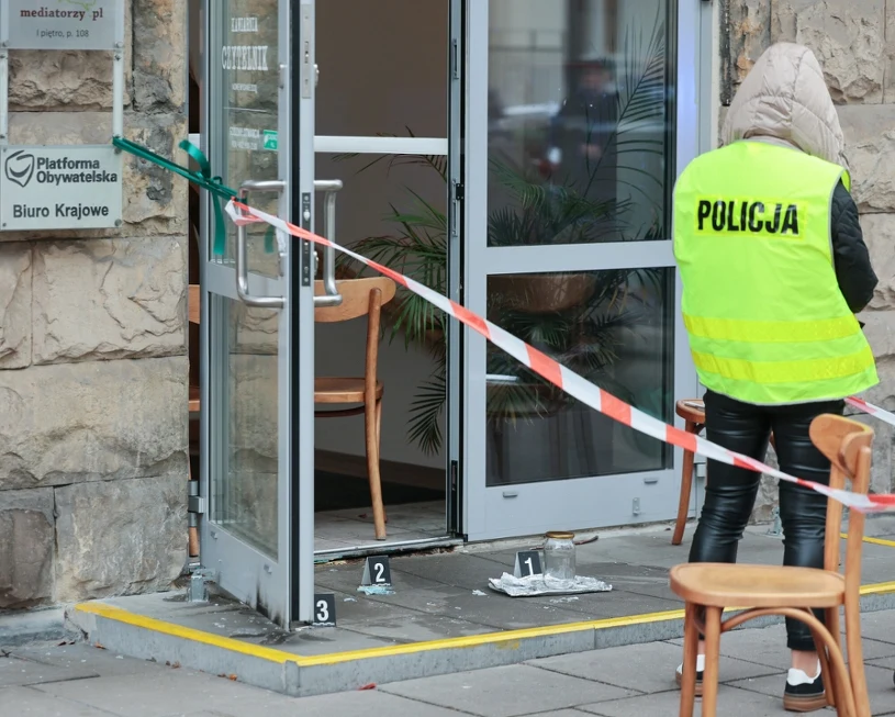Chciał podpalić biuro PO. Jest decyzja sądu w sprawie podejrzanego