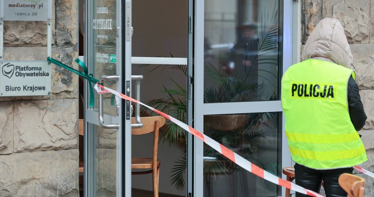Zamierzał podpalić biuro PO w Warszawie. Sąd zadecydował w sprawie aresztu dla Krzysztofa B. wiadomości,aktualności,Interia Zamierzał podpalić biuro PO w Warszawie. Sąd zadecydował w sprawie aresztu dla Krzysztofa B.