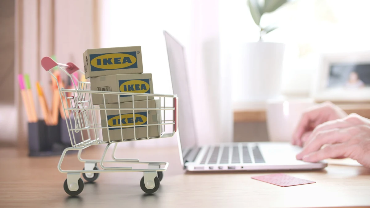 IKEA wprowadza w Polsce innowacyjną platformę internetową Second-hand IKEA, umożliwiającą sprzedaż i zakup używanych produktów szwedzkiej marki. Nowe rozwiązanie ma wspierać ideę gospodarki o obiegu zamkniętym, oferując klientom prosty sposób na przedłużenie życia mebli i akcesoriów. Platforma, dostępna obecnie w fazie testowej dla członków IKEA Family, otwiera przed użytkownikami zupełnie nowe możliwości w zakresie zrównoważonej konsumpcji.