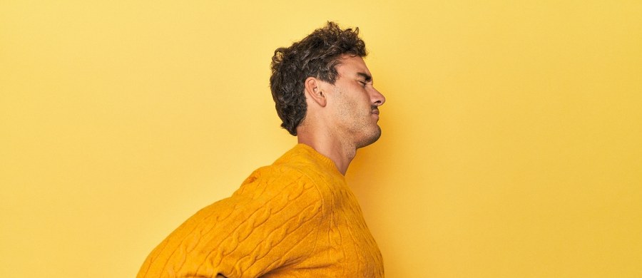 W tym tygodniu w cyklu „Twoje Zdrowie w Faktach RMF FM” zajmujemy się bólem pleców. Jest to bardzo powszechna dolegliwość. Aby sobie z nią poradzić, często sięgamy po środki przeciwbólowe, czasami idziemy na masaż lub trafiamy do fizjoterapeuty. „Najczęściej problemy zaczynają się ok. 30-35. roku życia. Po 40. roku życia to już norma” – zauważa Wojciech Droździewicz, fizjoterapeuta z Wojewódzkiego Szpitala Specjalistycznego nr 4 w Bytomiu. 