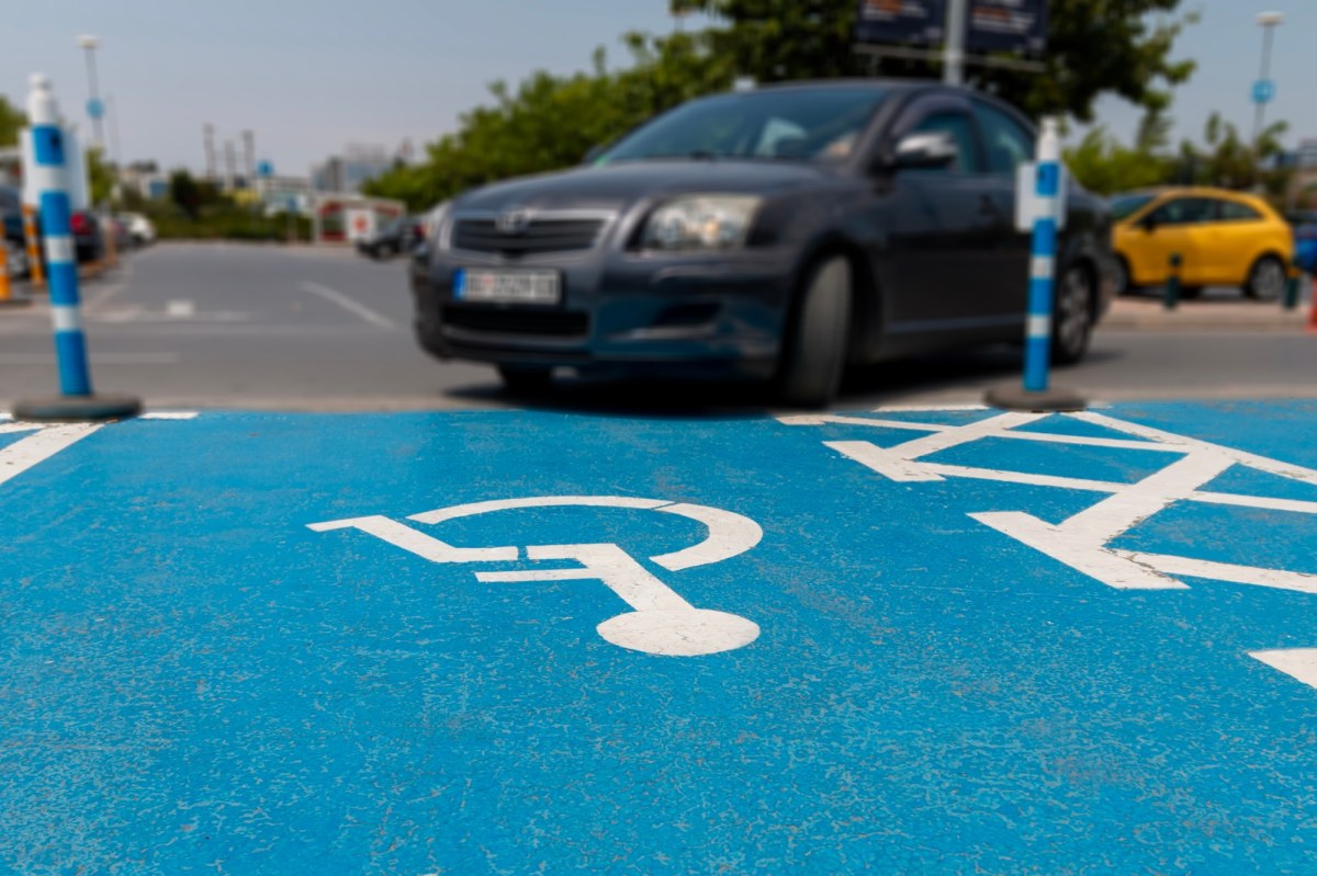 Rewolucja w wydawaniu kart parkingowych dla osób z niepełnosprawnościami