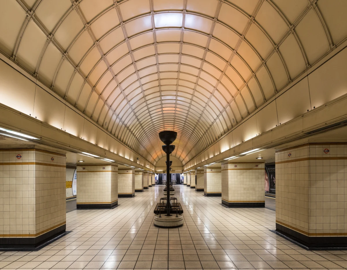 Londyńska stacja metra inspirowana Rosją? To nie żart! Gants Hill zachwyca odwiedzających swoim niezwykłym wnętrzem, które mogłoby śmiało konkurować z najpiękniejszymi stacjami Moskwy. Jak powstało to architektoniczne cudo i dlaczego zyskało przydomek "Moskiewska Sala"? "The Sun" przypomina fascynującą historię jednej z najbardziej niezwykłych stacji londyńskiego metra.