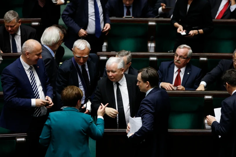 Prezes PiS wie, iż konstytucji nie zmieni. Po co więc o tym mówi?