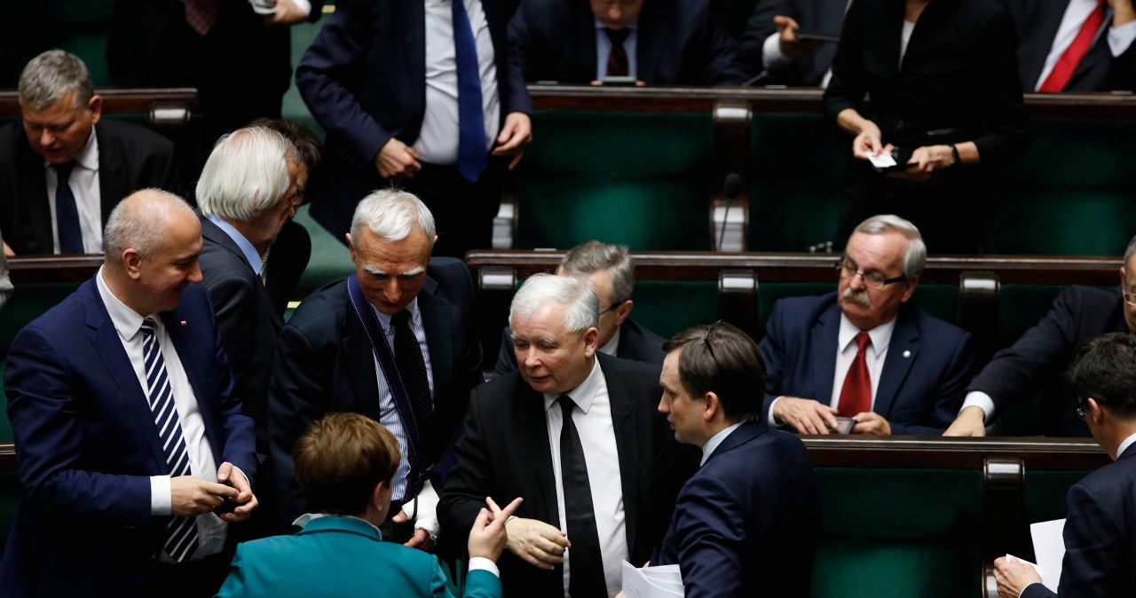Nowa konstytucja to realny pomysł czy polityczna gra Kaczyńskiego? W tle jest jeden, kluczowy cel wiadomości,aktualności,Interia Nowa konstytucja to realny pomysł czy polityczna gra Kaczyńskiego? W tle jest jeden, kluczowy cel