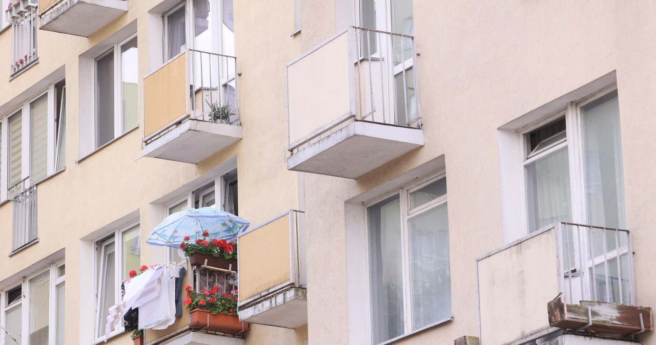 Doniczka spadła z balkonu? Możesz mieć poważne kłopoty. Zobacz, co mówi prawo